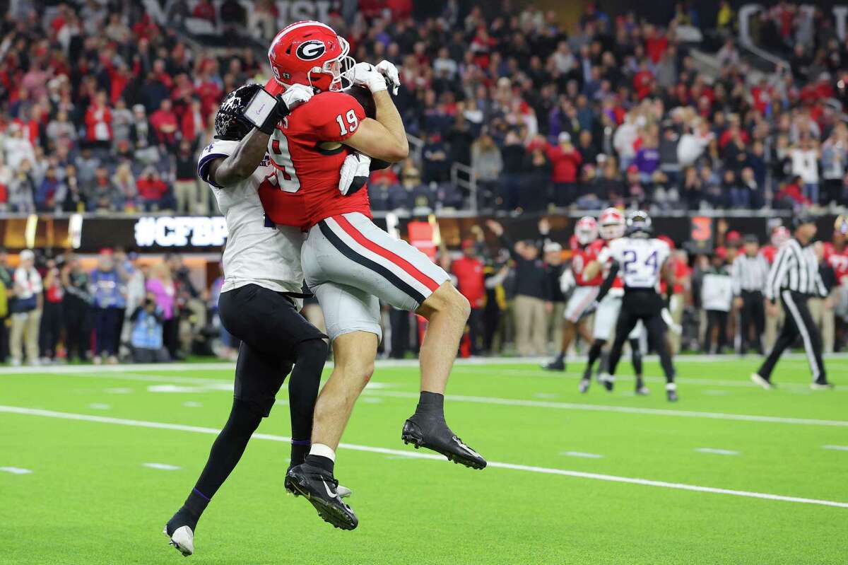 INGLEWOOD, CALIFORNIA - JANUARY 09: Brock Bowers #19 of the Georgia Bulldogs scores a 22 yard touchdown in the third quarter against Abraham Camara #14 of the TCU Horned Frogs in the College Football Playoff National Championship game at SoFi Stadium on January 09, 2023 in Inglewood, California. (Photo by Kevin C. Cox/Getty Images)