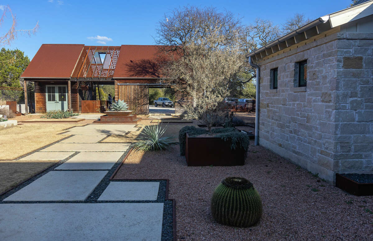 Awardwinning, 125K New Braunfels garage built for entertaining