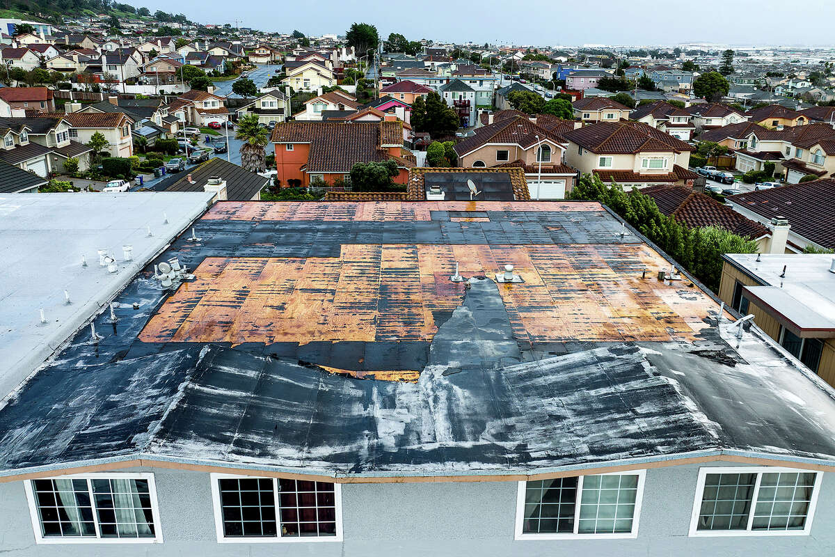 Storm rips roof off apartment building in South San Francisco