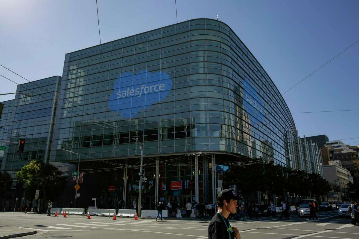 9月，在旧金山，Salesforce的Dreamforce会议的与会者走在莫斯康中心(Moscone Center)外，会场上展示着Salesforce的标志。