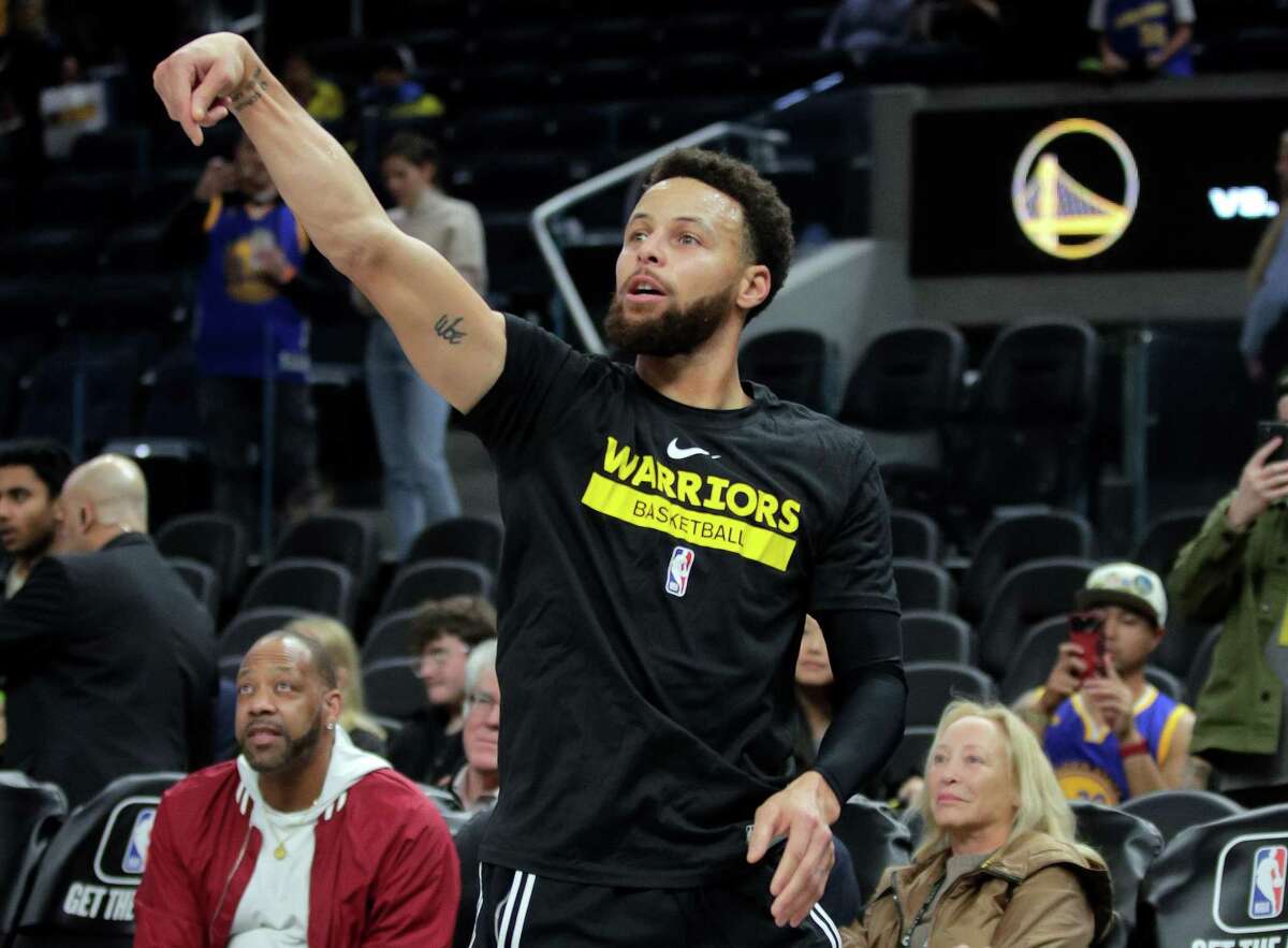 Why Stephen Curry wears a full shooting sleeve on one arm during