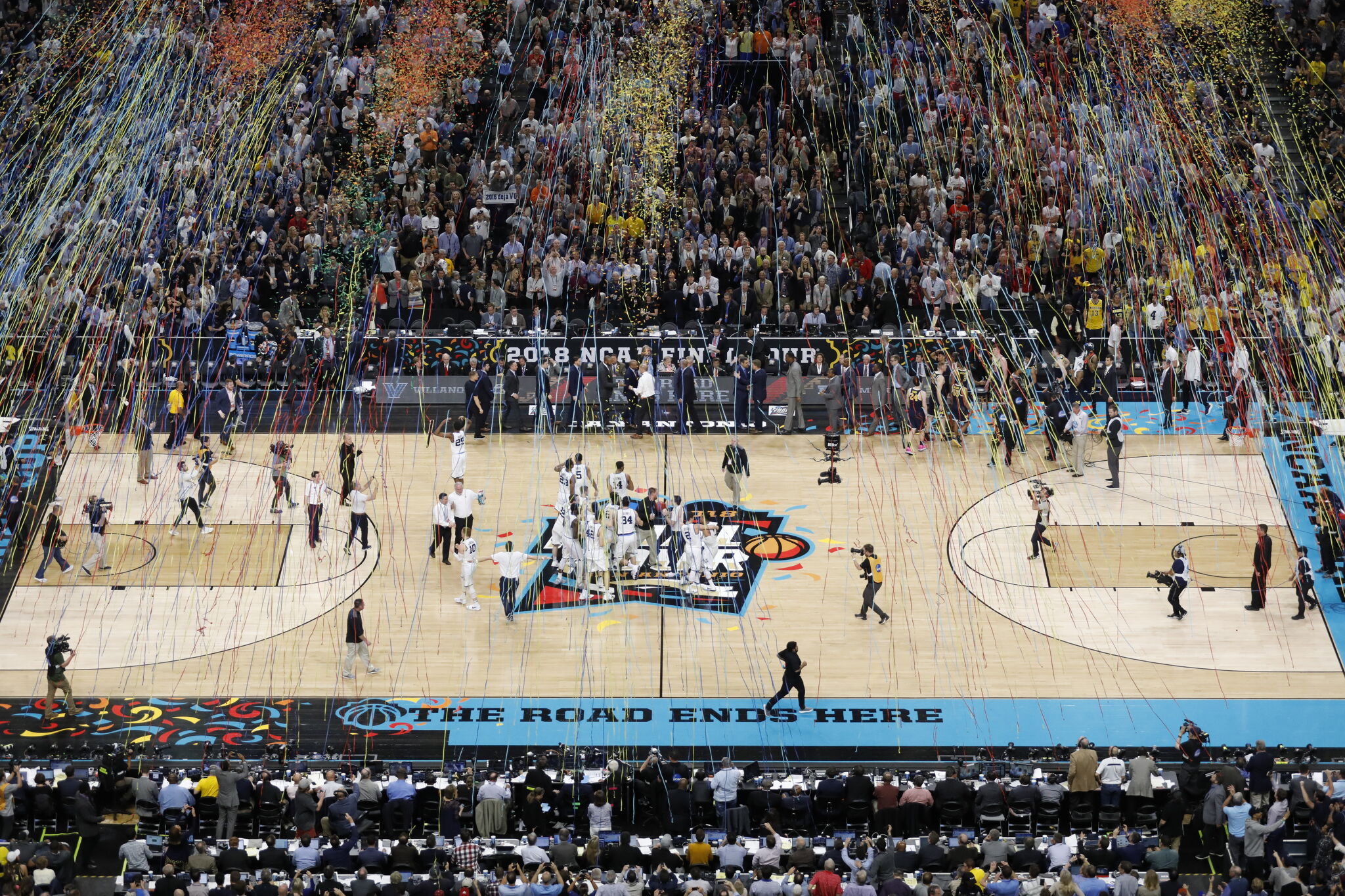 The Spurs Break an NBA Attendance Record with Alamodome Return - The New  York Times