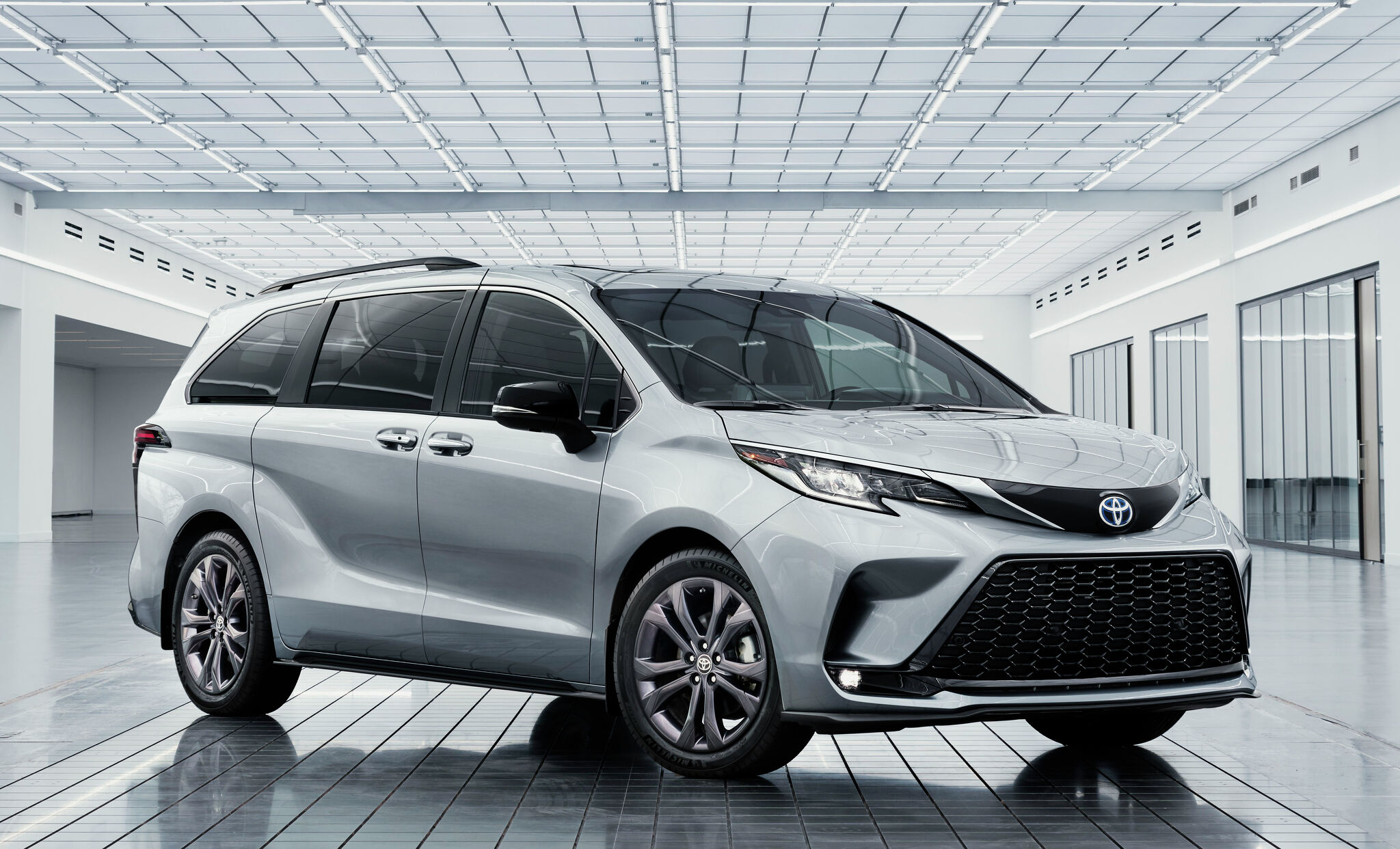 The newest minivan Toyota Sienna is equipped with a hybrid powertrain