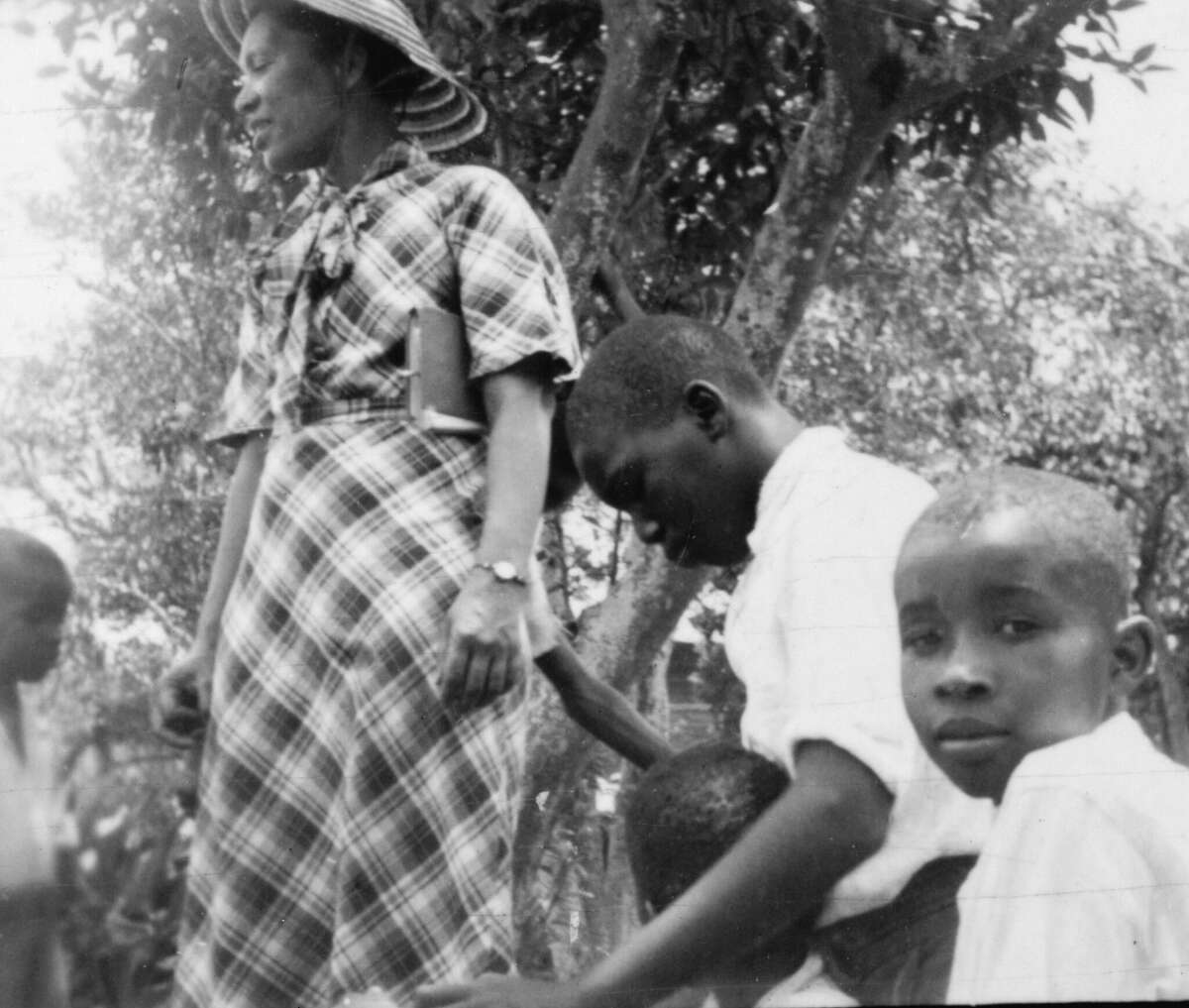 Zora Neale Hurston plays with children in Eatonville, Florida.  This photo was taken during the Lomax-Hurston-Barnicle recording expedition to Georgia, Florida, and the Bahamas.  June 1935.