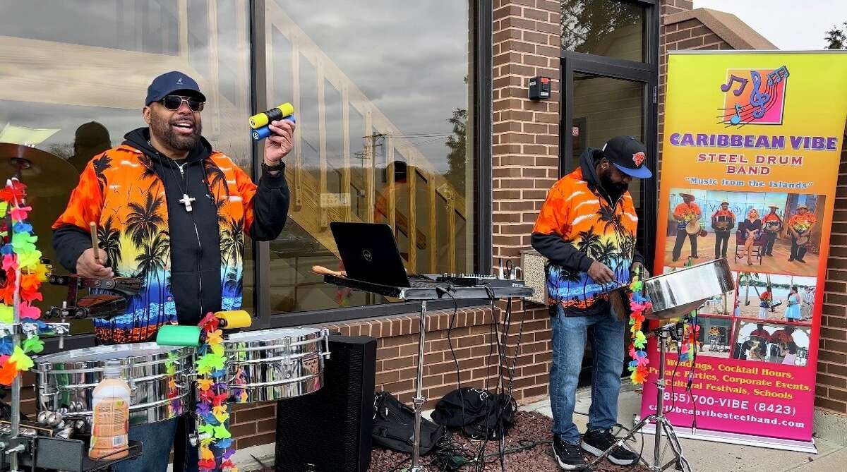 Una banda de tambores de acero toca una onza de flor comprada el primer día de ventas minoristas de cannabis en RISE en Branford el 10 de enero de 2023.