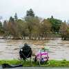 1月9日，加州圣克鲁斯，居民们坐在那里看着河水泛滥的圣洛伦佐河。