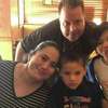 达芙妮·方蒂诺与她的丈夫马克和他们的三个孩子合影。周二，达芙妮在索诺玛县的洪水中丧生，她的车被淹没了。