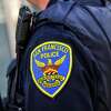 2022年10月6日，周四，在加利福尼亚州旧金山的SOMA，旧金山警察泰勒·科普肩上的警徽。旧金山警察委员会周三通过了一项措施，限制旧金山警察的借口拦截。