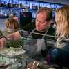 2016年3月6日，加州洛斯加托斯的拜沃特，厨师大卫·金奇向朱迪思·曼宁展示哪些牡蛎是哪种。