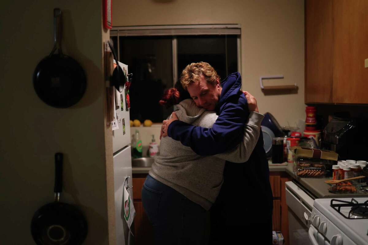 马克·方蒂诺在他的联排别墅的厨房里拥抱他的妹妹詹妮弗·迪恩，这是他最后一次和妻子在一起。43岁的达芙妮·方蒂诺(Daphne Fontino)是在加州一系列强风暴中丧生的至少18人中的最新一位。