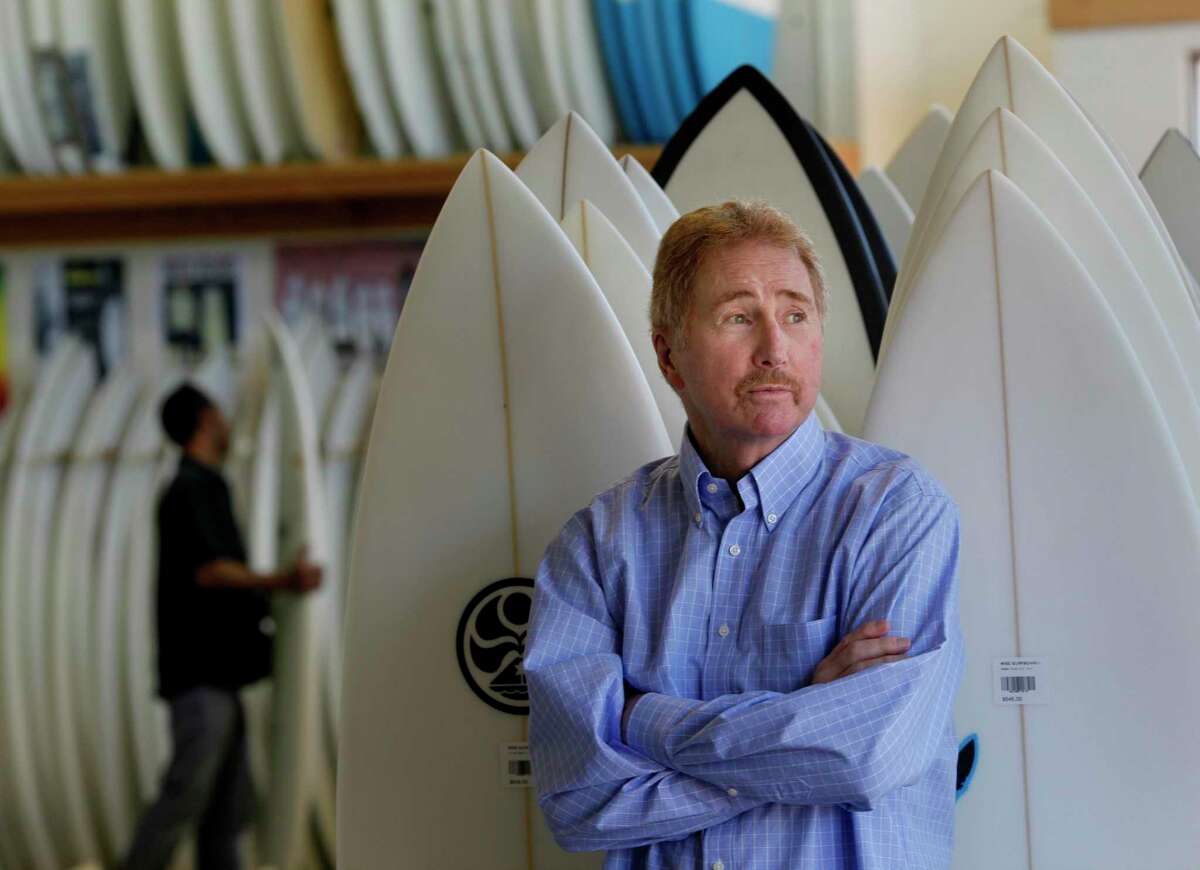 鲍勃·怀斯的产品线以旧金山和圣克鲁斯之间最酷的冲浪板为特色。怀斯的第一家店从来都不在海滩上，但冲浪者还是找到了他。
