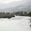 2023年1月12日，星期四，从加利福尼亚州蒙特利县萨利纳斯的Chualar河路上的桥上可以看到被洪水淹没的萨利纳斯河。在接下来的几天里，蒙特利县的官员警告说，从Chualar西南部到Spreckels和River Road走廊的萨利纳斯河沿岸可能发生洪水，可能导致大量道路封闭，暂时切断半岛和萨利纳斯之间的通道。