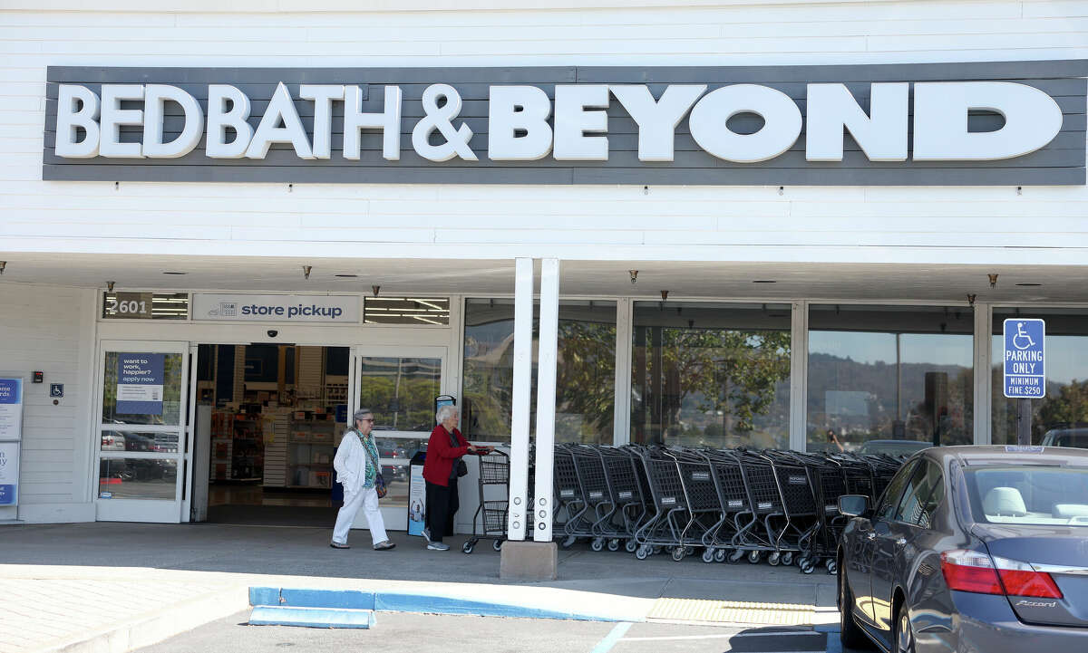 Klienci opuszczają sklep Bed, Bath & Beyond 31 sierpnia 2022 r. w Larkspur.  To jedno z tych miejsc w Bay Area, które niedawno zamknięto.