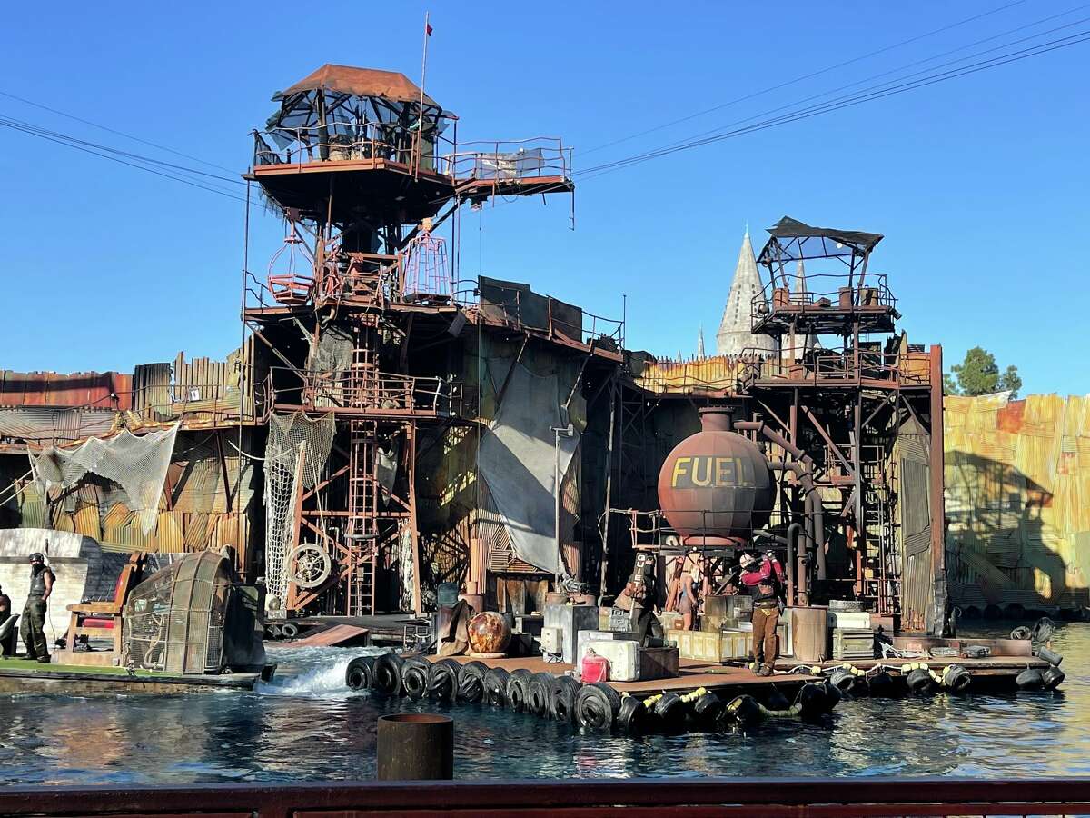 people-are-obsessed-with-universal-studios-waterworld-show