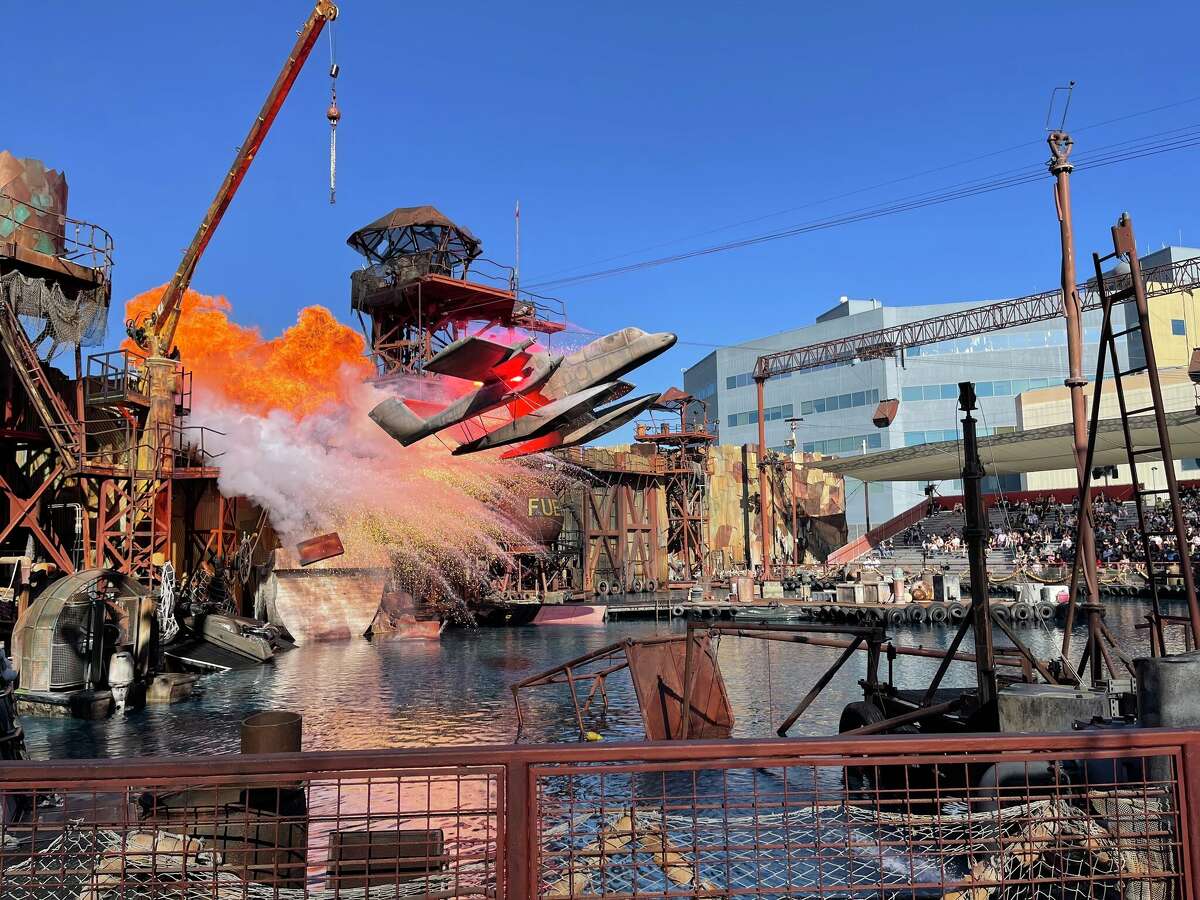 People are obsessed with Universal Studios' Waterworld show