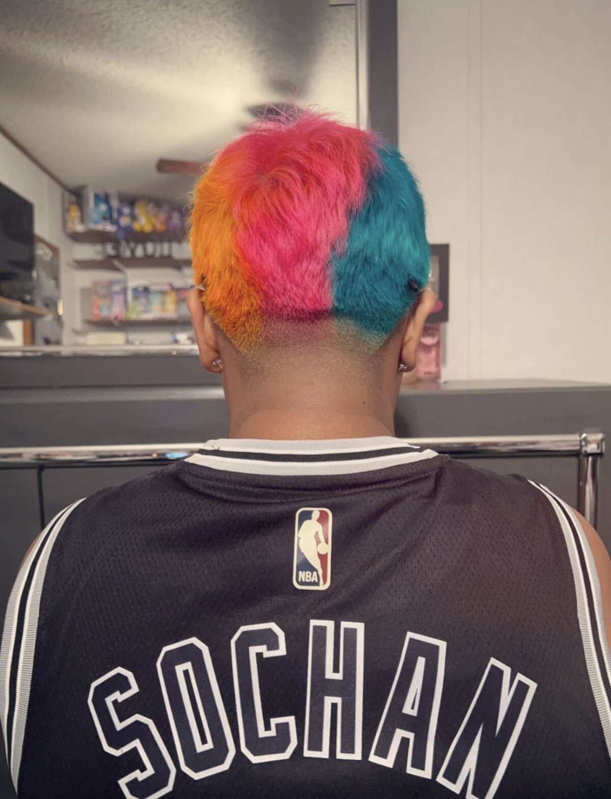 One dedicated fan channeled Jeremy Sochan's style with Fiesta Spurs-colored hair.