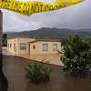 2023年1月13日星期五，加利福尼亚州查拉尔的萨利纳斯河洪水淹没了一所房子。