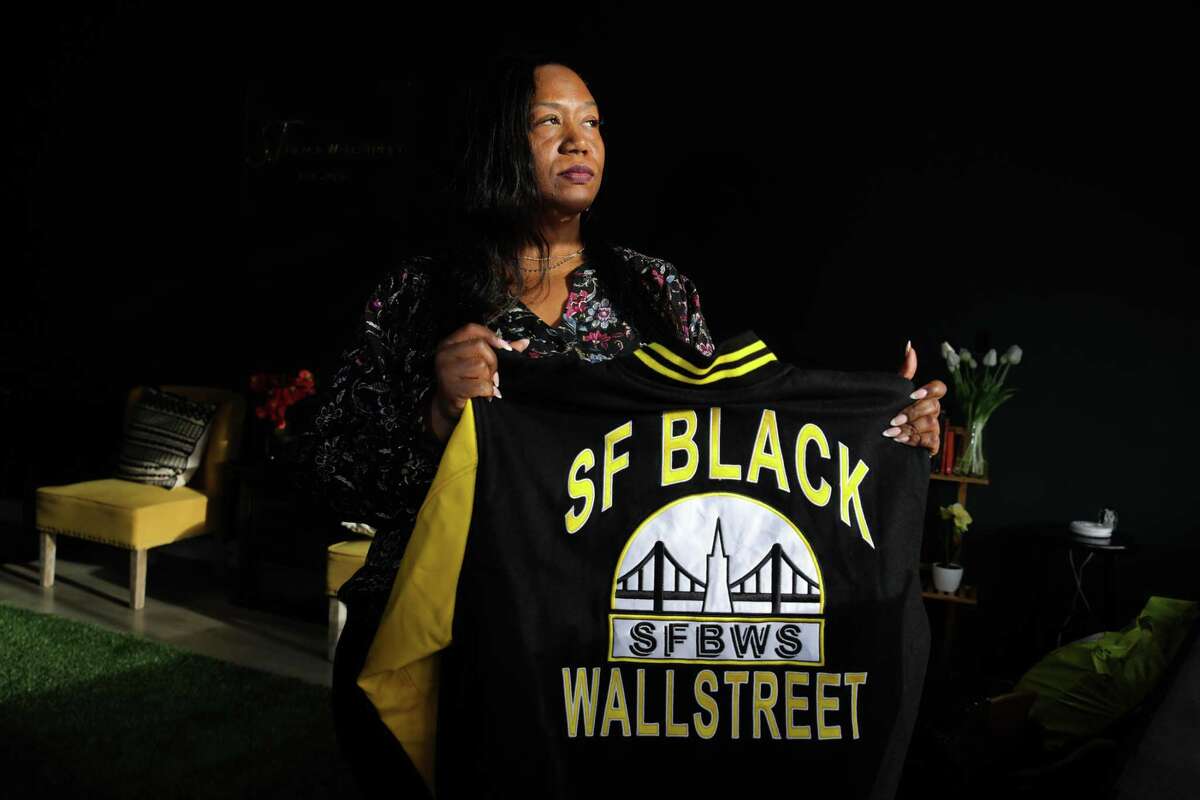 蒂尼施·霍林斯(Tinisch Hollins)共同创立了一个名为SF Black Wallstreet的非营利组织，致力于提高黑人居民的经济流动性。霍林斯还担任非裔美国人赔偿咨询委员会的副主席，该委员会的任务是设计创新的方法来纠正制度性种族主义。