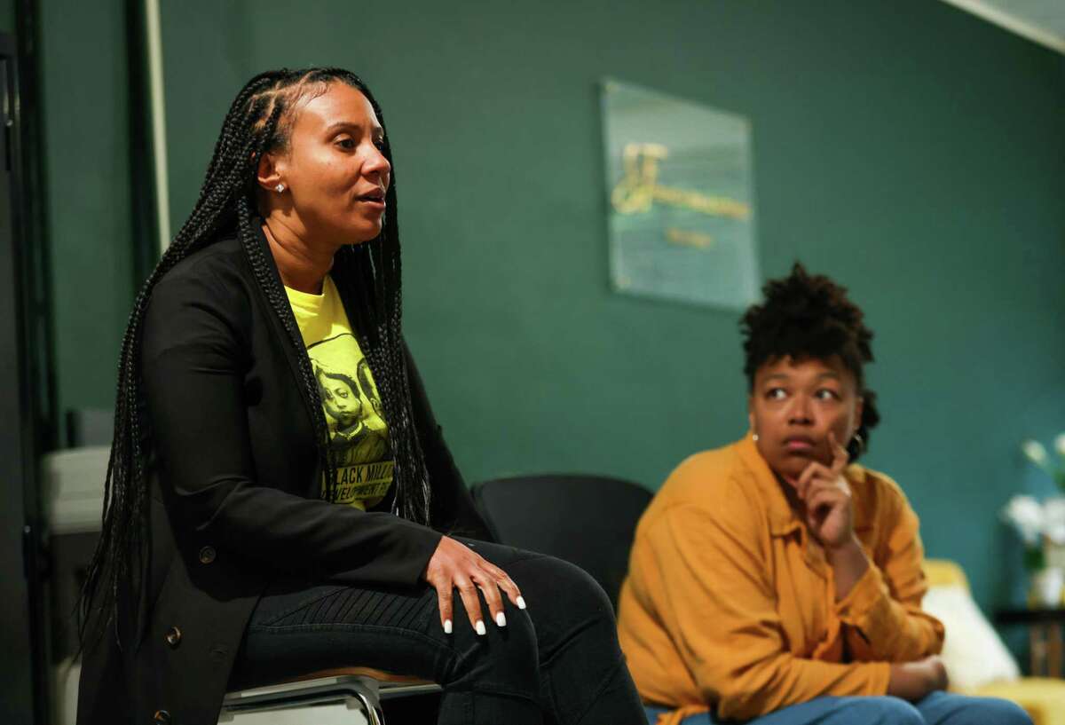 Tiffany Carter (left), a member of SF Black Wallstreet, and Ata’ataoletaeao McNealy, also known as “Afatasi the Artist,” chat at a recent gathering.