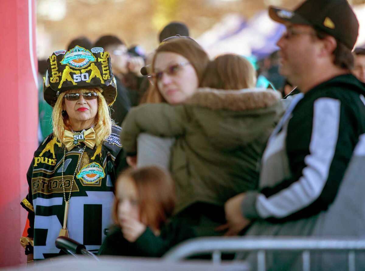 Sofia Lauriano left, lines up with other fans Friday, Jan. 13, 2023 to attend the spurs’ game versus the Golden State Warriors at the Alamodome. The team was attempting to break the record for the highest attendance game in NBA history.
