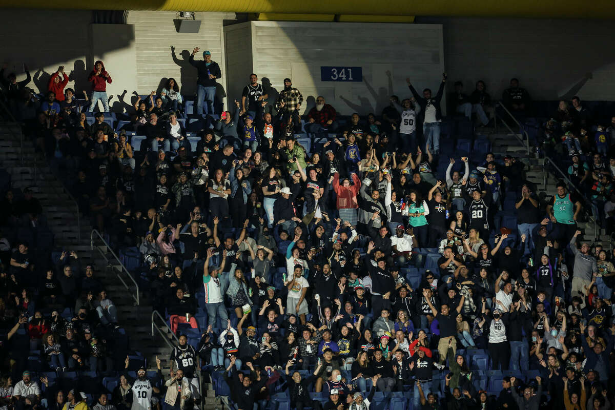 Spurs break NBA attendance record with 68,323 fans at the Alamodome