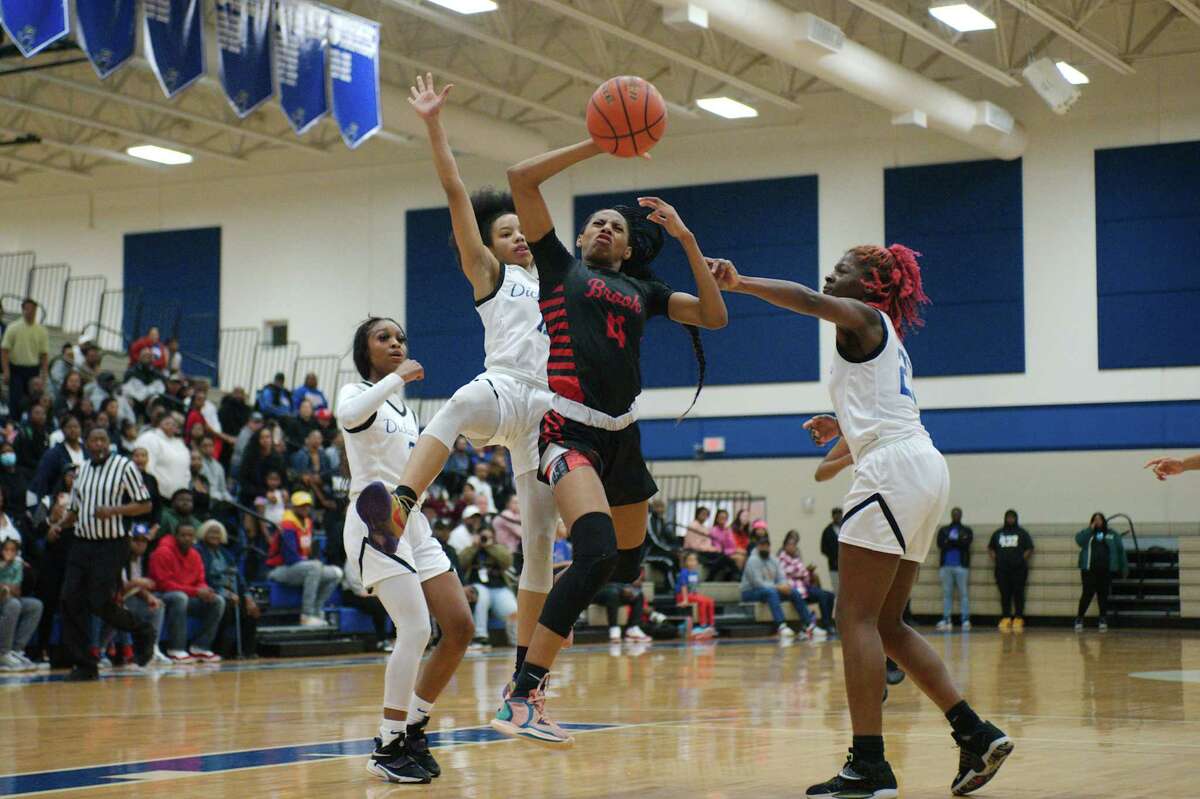 Clear Brook’s Kamryn Mclaurin (4) tries to put up a shot over Dickinson’s Jazmine Hansley (11) and Dickinson’s Danielle Porter (23) Friday, Jan. 13, 2023 at Dickinson High School.