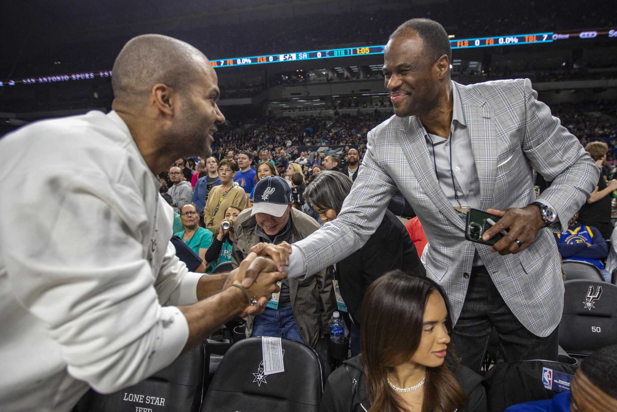 Spurs-Legende David Robinson zeigt sein Können am Jazzbass in einem neuen ...