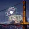 从索萨利托(Sausalito)看，旧金山的新年烟花穿过金门大桥。