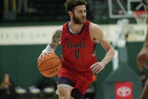 St. Mary’s men roll over USF, stay tied with Gonzaga atop WCC