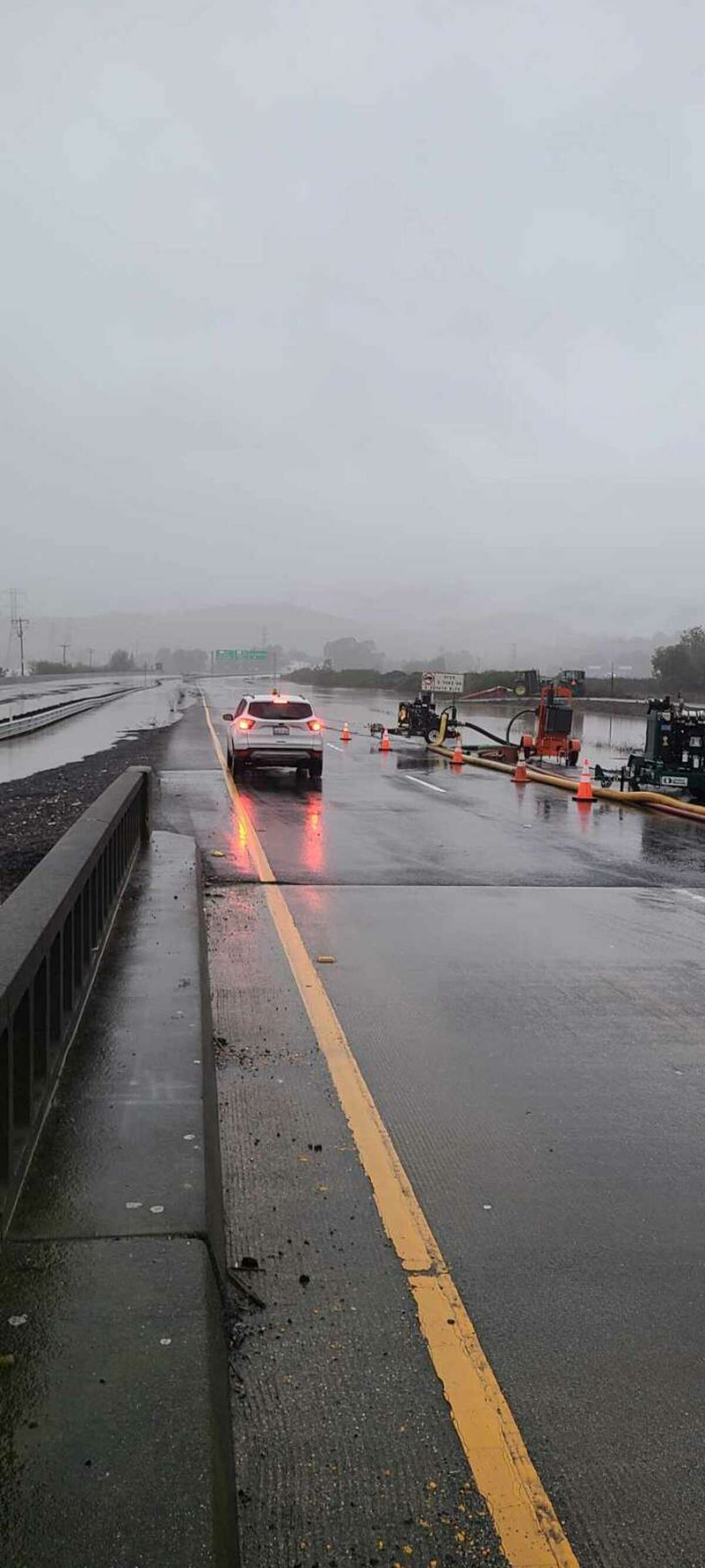 当局表示，由于道路洪水，周日上午诺瓦托37号高速公路的一部分被关闭。