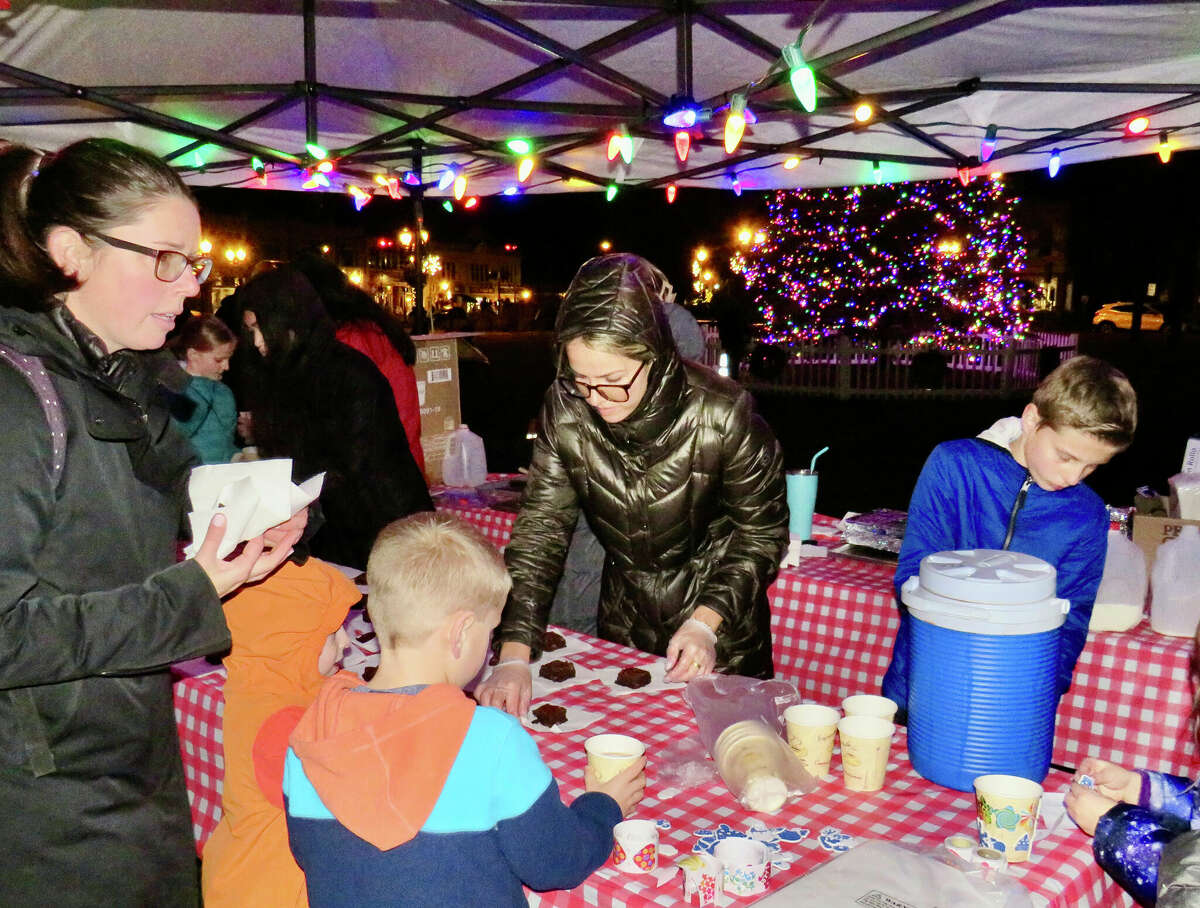 ‘First Night’ lights up Branford Green, some 1,200 turn out