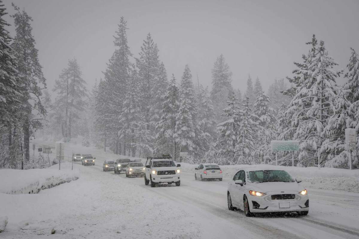 本月初，一场冬季风暴即将来临，汽车沿着50号公路驶向南太浩湖。