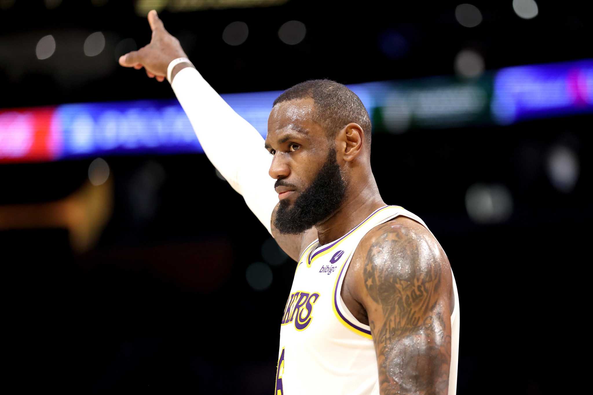 LeBron, Lakers lead NBA merchandise sales through 1st half of