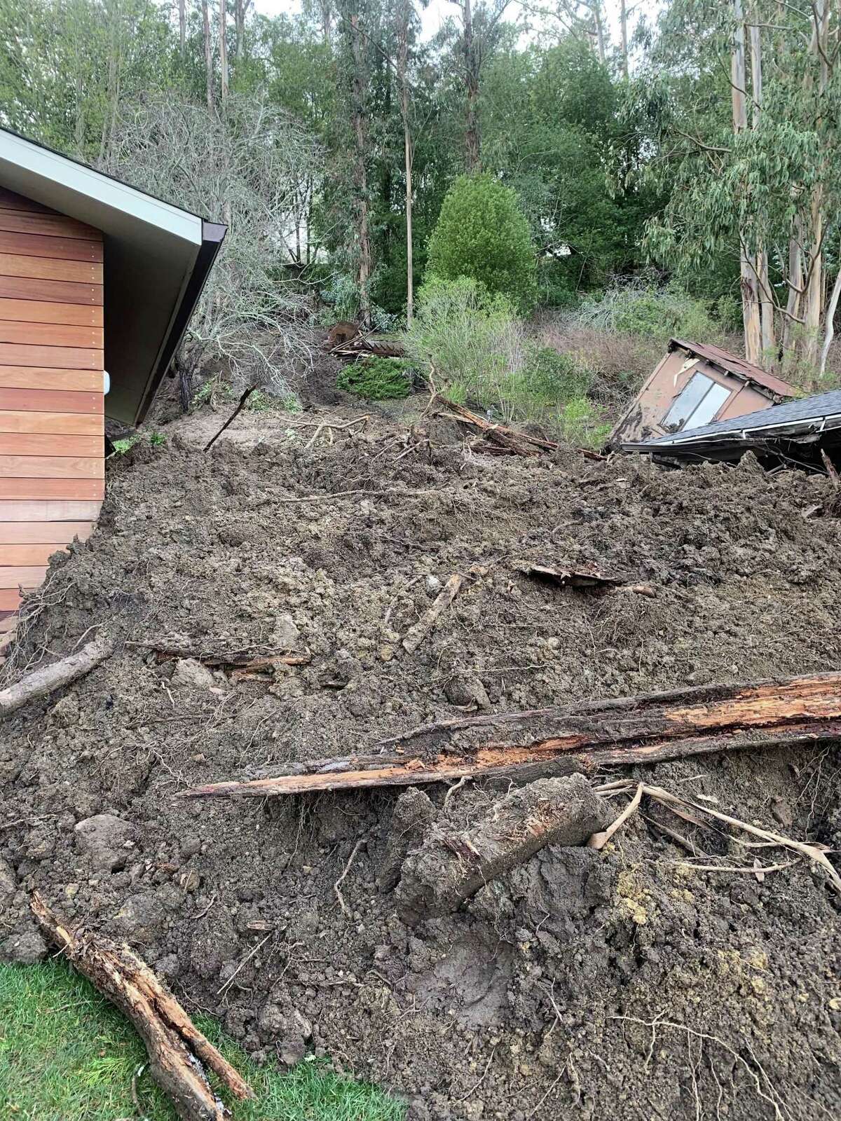 周一早些时候，一场泥石流冲毁了伯克利山的一所房屋。