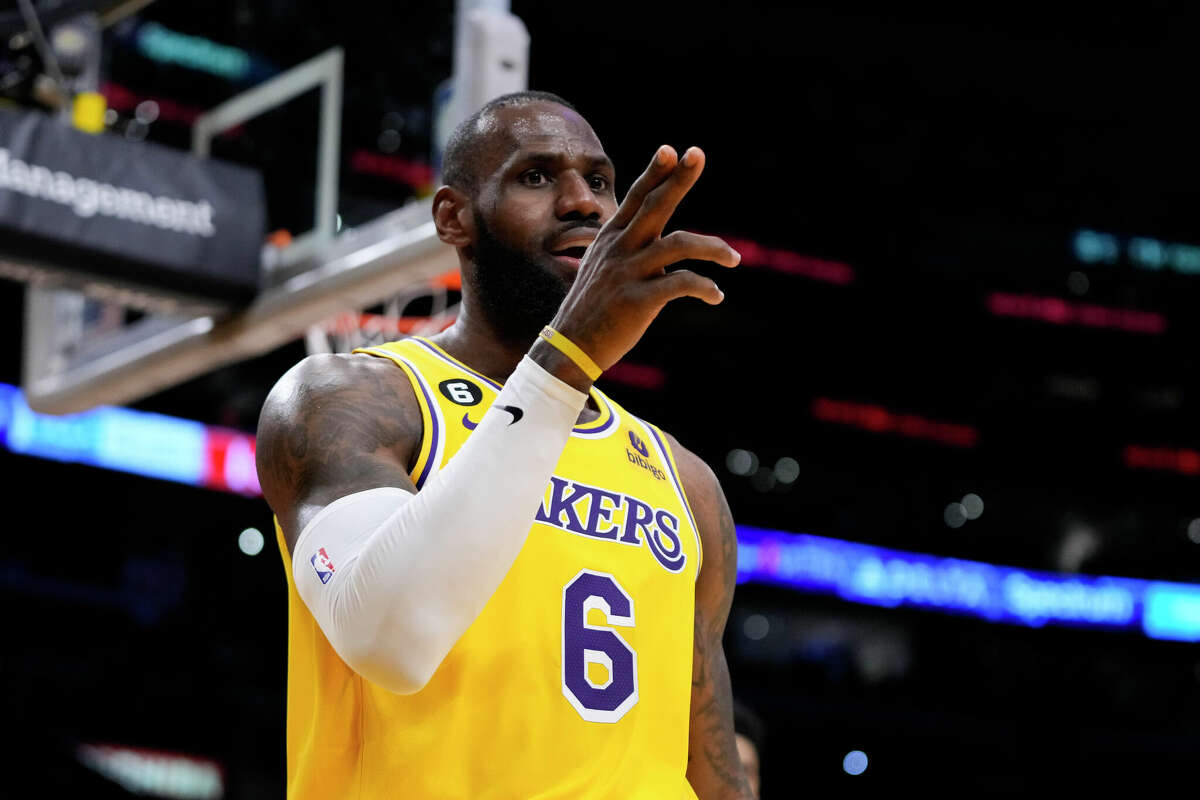Video: LeBron James Disgusted With J.R. Smith After Botched Defensive  Assignment - Lakers Daily
