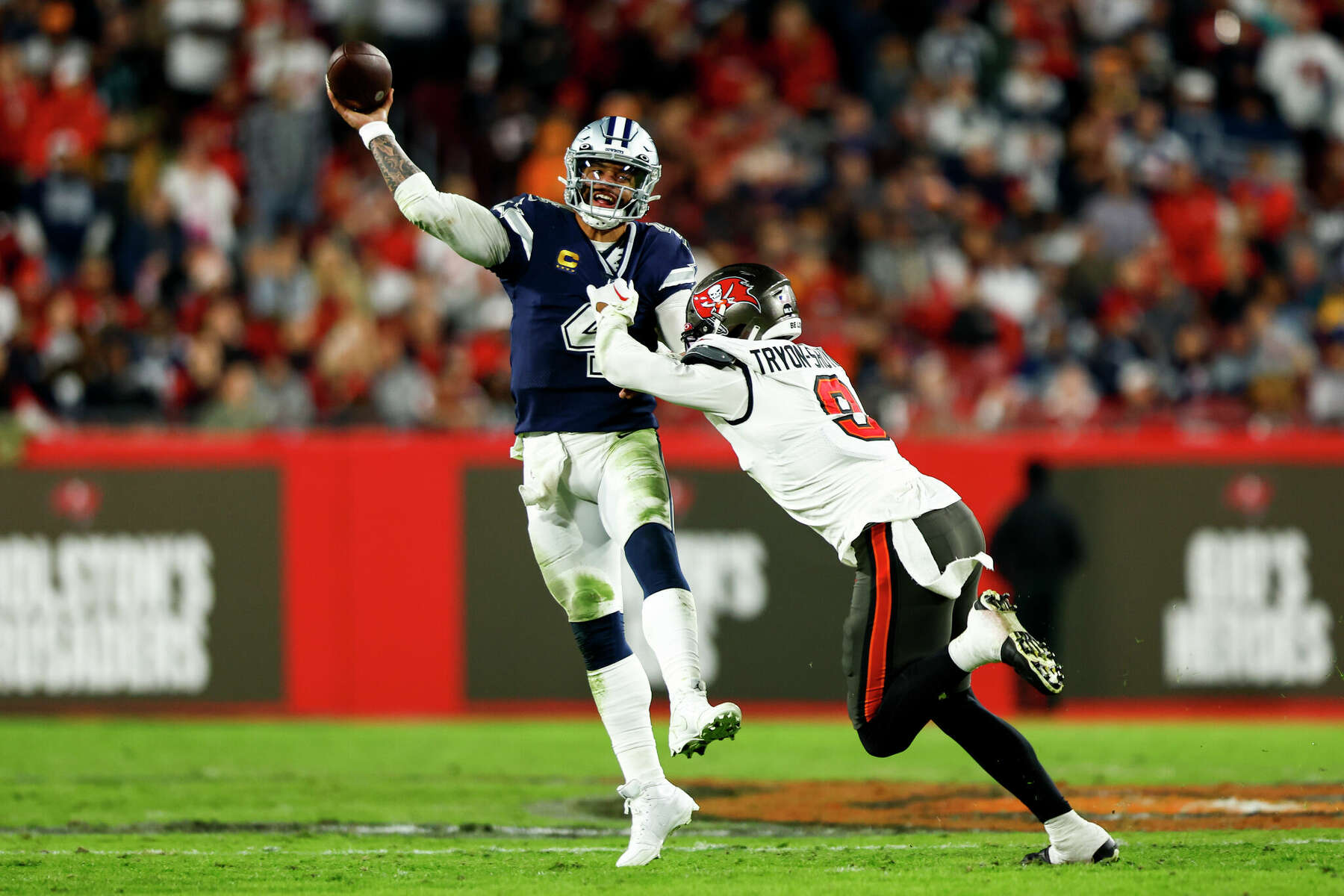 Cowboys cruise to 31-14 win over Buccaneers in NFL playoffs