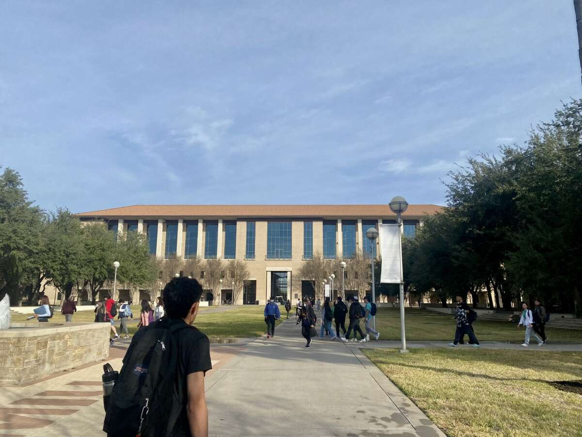 TAMIU students walk across campus on Tuesday, Jan. 17, 2022 during the first day of school for the spring semester.