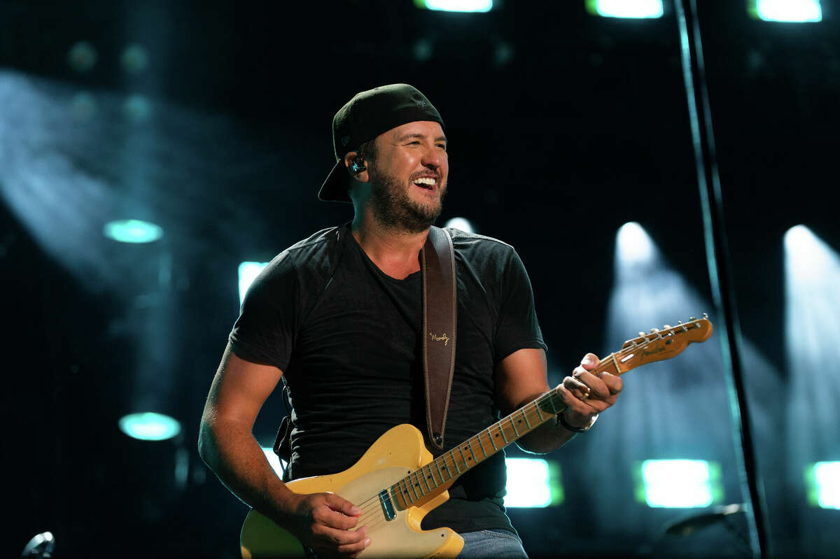 CMA Fest, the music event of summer, led by Dierks Bentley and Elle King, celebrates its grand return, bringing the top music acts together on one stage for three full hours of cant-miss collaborations and unforgettable performances WEDNESDAY, AUG. 3, at 8/7c on ABC. 