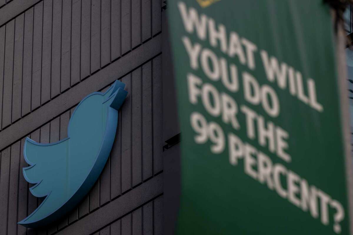 2022年11月11日星期五，推特的标志出现在加利福尼亚州旧金山的推特总部。这家总部位于旧金山的社交平台，在新东家埃隆·马斯克的领导下，宣布了让员工结束远程工作、重返办公室的近期计划。