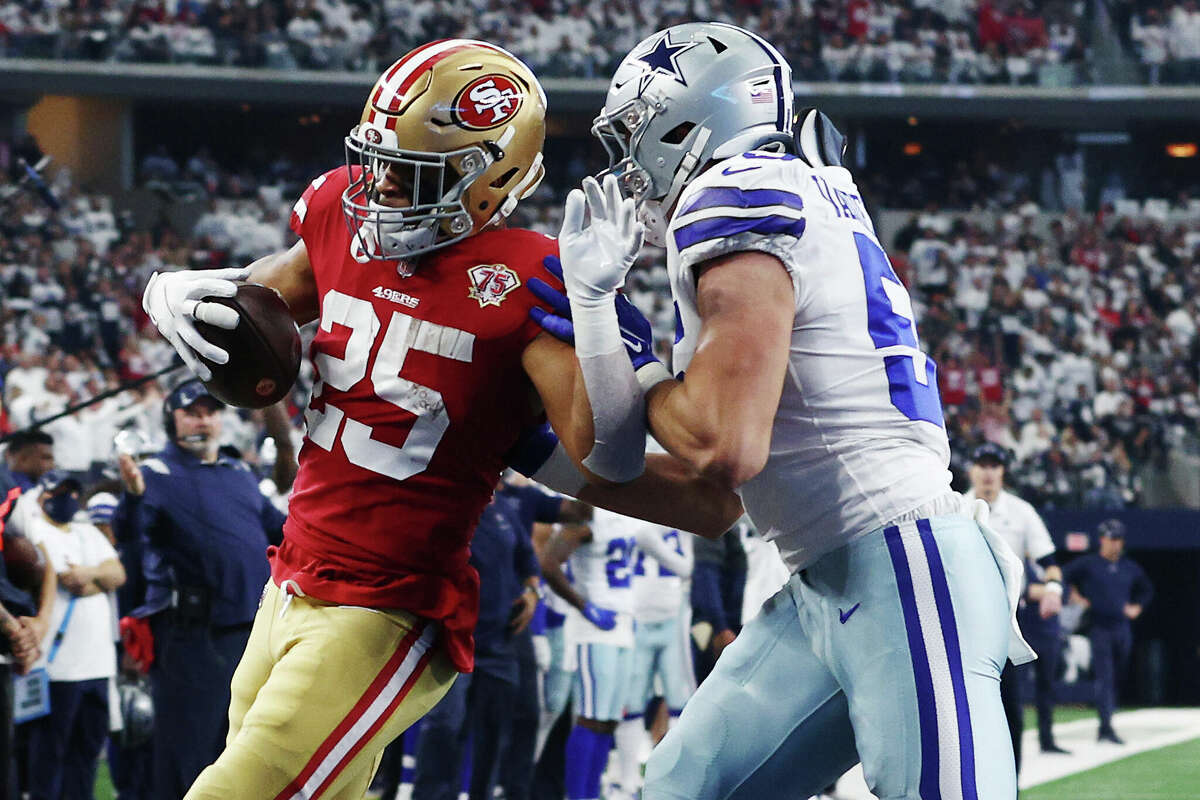 Elijah Mitchell #25 of the San Francisco 49ers rushes for a touchdown past Leighton Vander Esch #55 of the Dallas Cowboys 