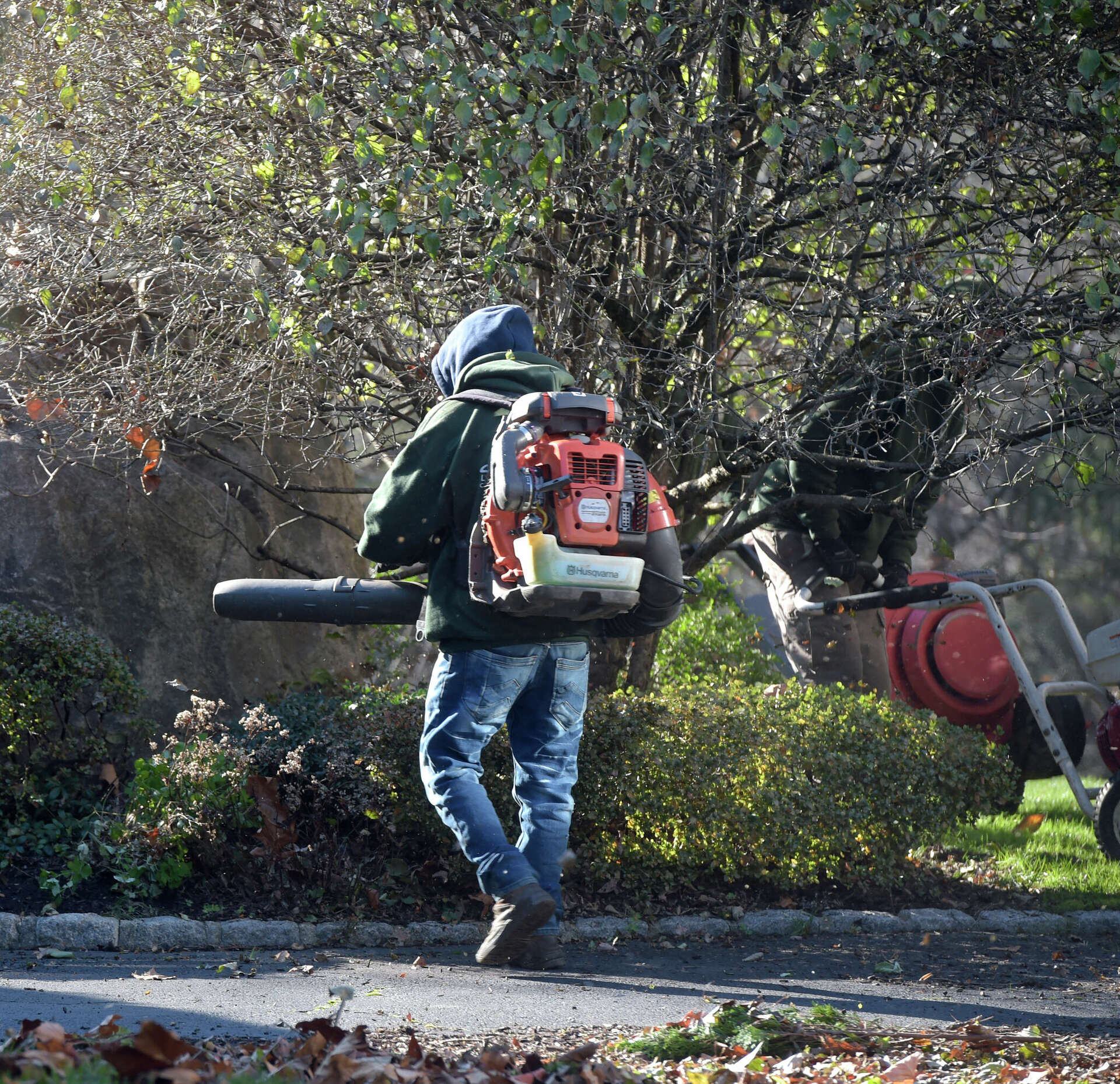 Norwalk's leaf blower ordinance amendment sparks debate and criticism