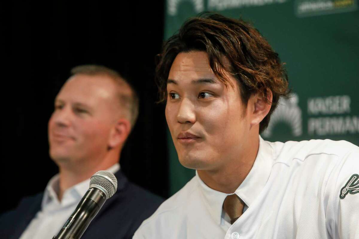 Shintaro Fujinami shows off pitching repertoire in A's camp