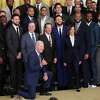 华盛顿- 1月17日:2023年1月17日，美国总统乔·拜登在华盛顿白宫东厅举行的金州勇士队纪念仪式上与金州勇士队合影留念。勇士队赢得了2022年NBA总冠军。(图片来源:Win McNamee/Getty Images)