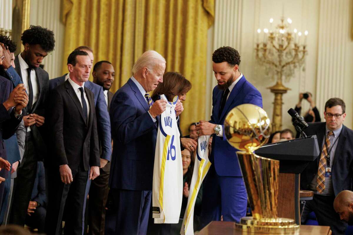 2023年1月17日星期二，美国总统乔·拜登和副总统卡玛拉·哈里斯在白宫东厅为2022年NBA冠军金州勇士队颁奖。勇士队在八年内赢得了四次总冠军，但在唐纳德·特朗普担任总统期间，他们没有访问过白宫。斯蒂芬·库里向拜登和哈里斯赠送了个性化的勇士球衣。