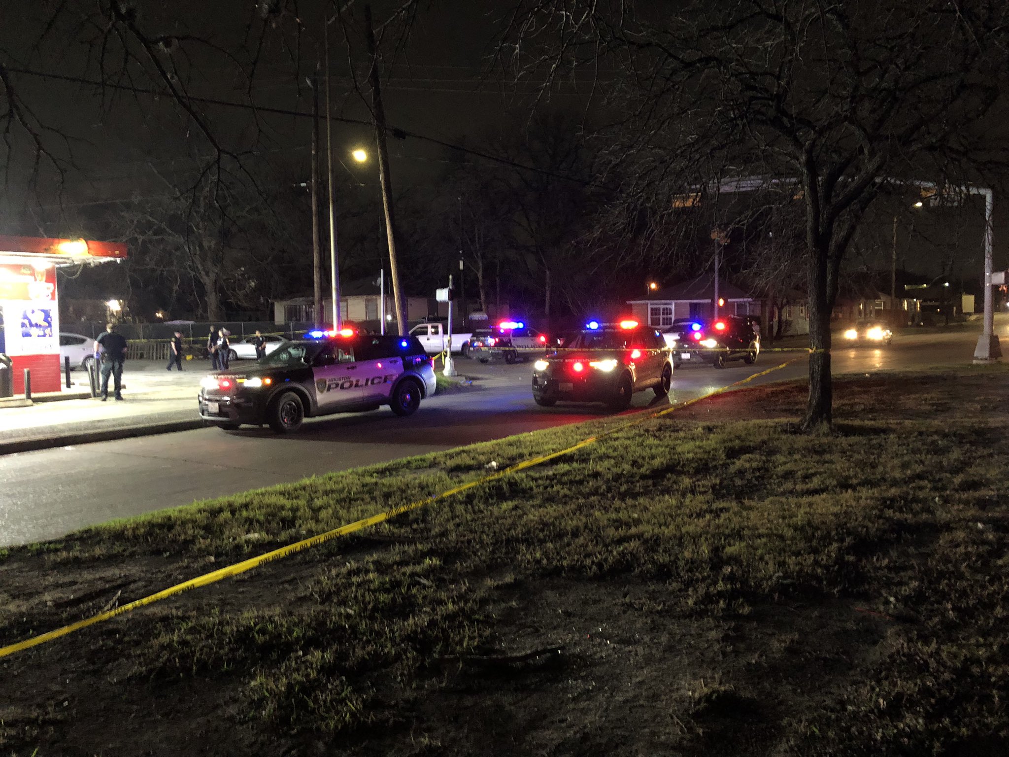 Driveby shooting on Lockwood leaves four people with injuries