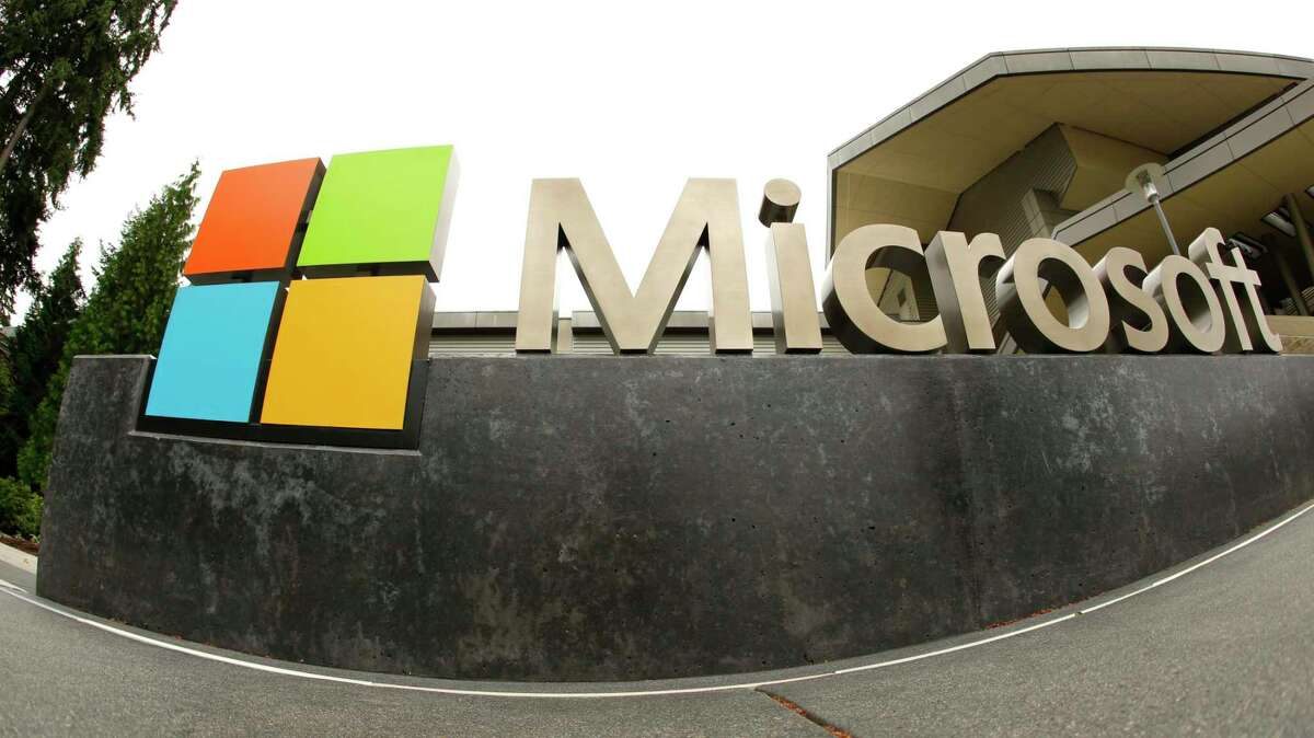 在华盛顿州雷德蒙德市的微软游客中心外，可以看到微软的标志。微软(Microsoft)将裁员1万人，几乎占其员工总数的5%，以应对“宏观经济状况和不断变化的客户优先事项”。