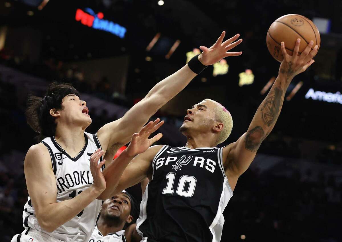 In addition to engaging in some rough stuff, Jeremy Sochan (10) gave the Spurs 16 points against the Nets.