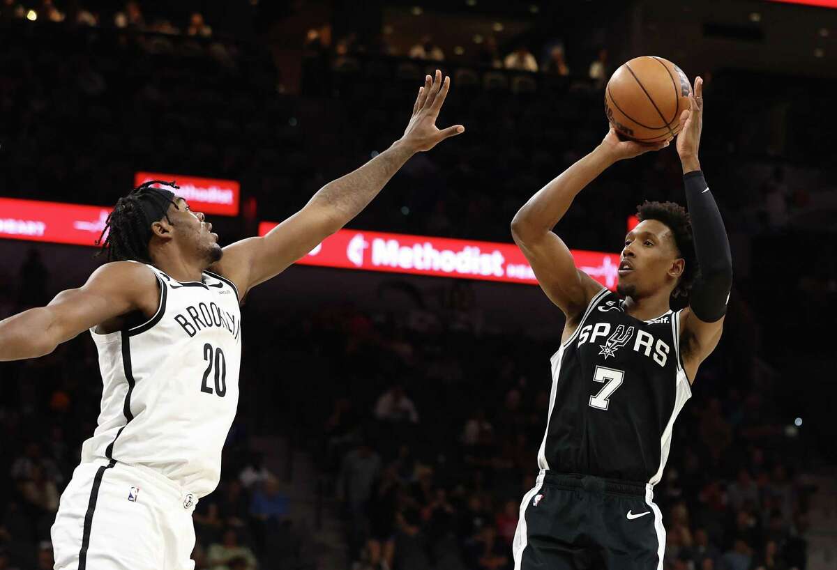 The Spurs’ Josh Richardson, right, shoots over the Nets’ Day’Ron Sharpe in Tuesday’s game.
