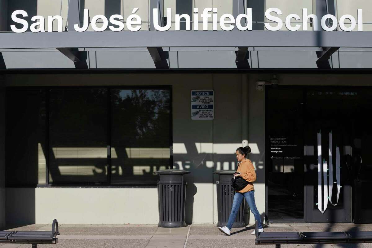 圣何塞联合学区(San Jose Unified School District)被第九巡回法院的一个小组下令正式承认基督教运动员协会(Fellowship of Christian Athletes)，现在该决定将被重新考虑。