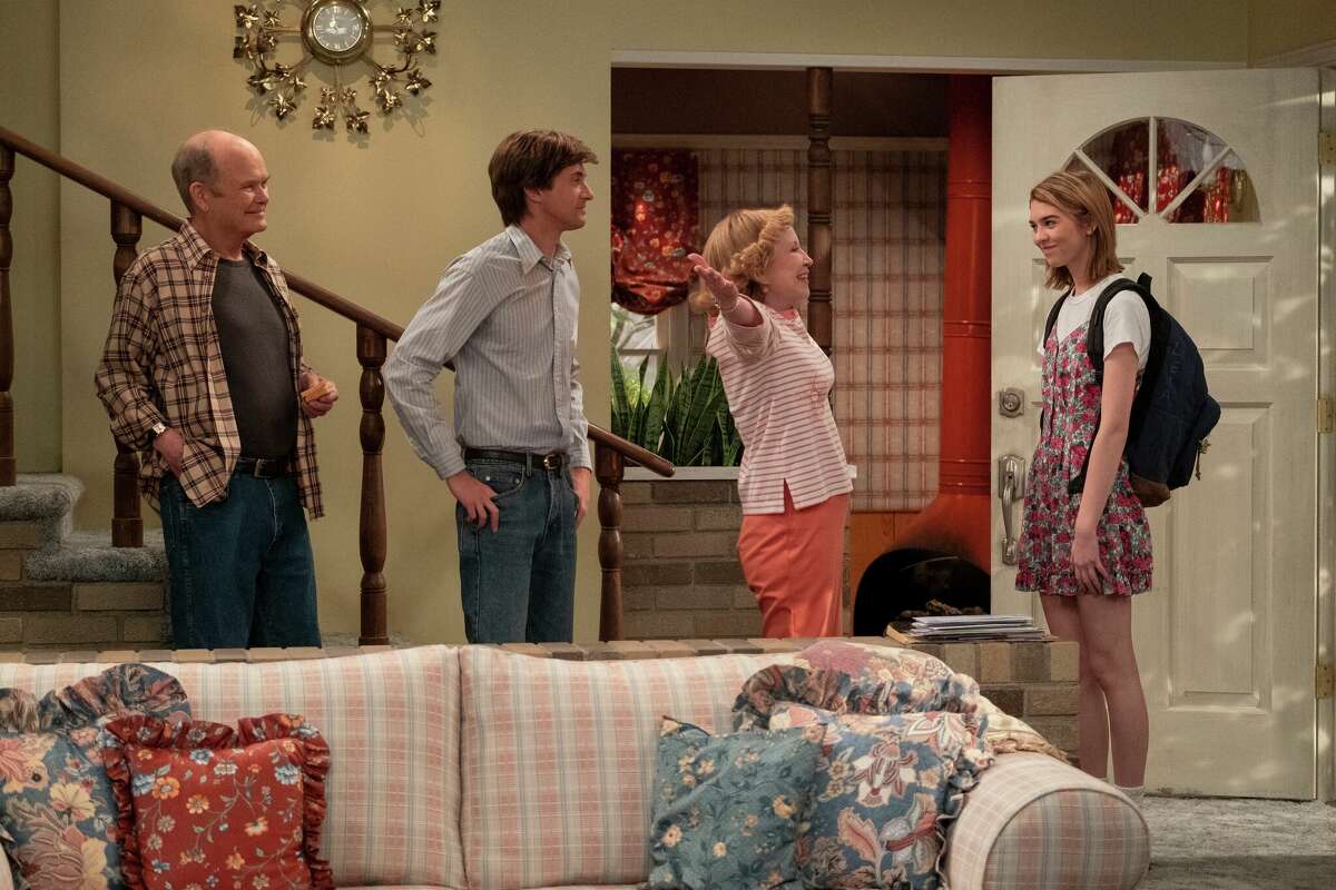 Kurtwood Smith, Topher Grace, Debra Jo Rupp, and Callie Haverda in That '90s Show